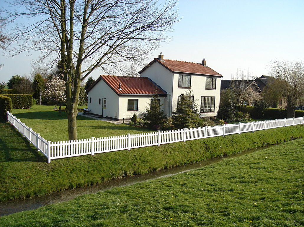 3' High plastic picket fence in the Straight Picket Fence design installed in Zeeland, Netherlands.
